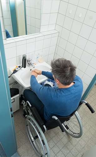 Personne mobilité réduite salle de bain